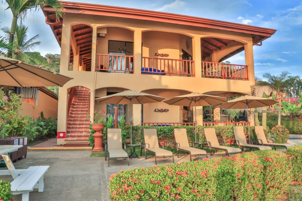 The Backyard Beachfront Hotel Хако Экстерьер фото