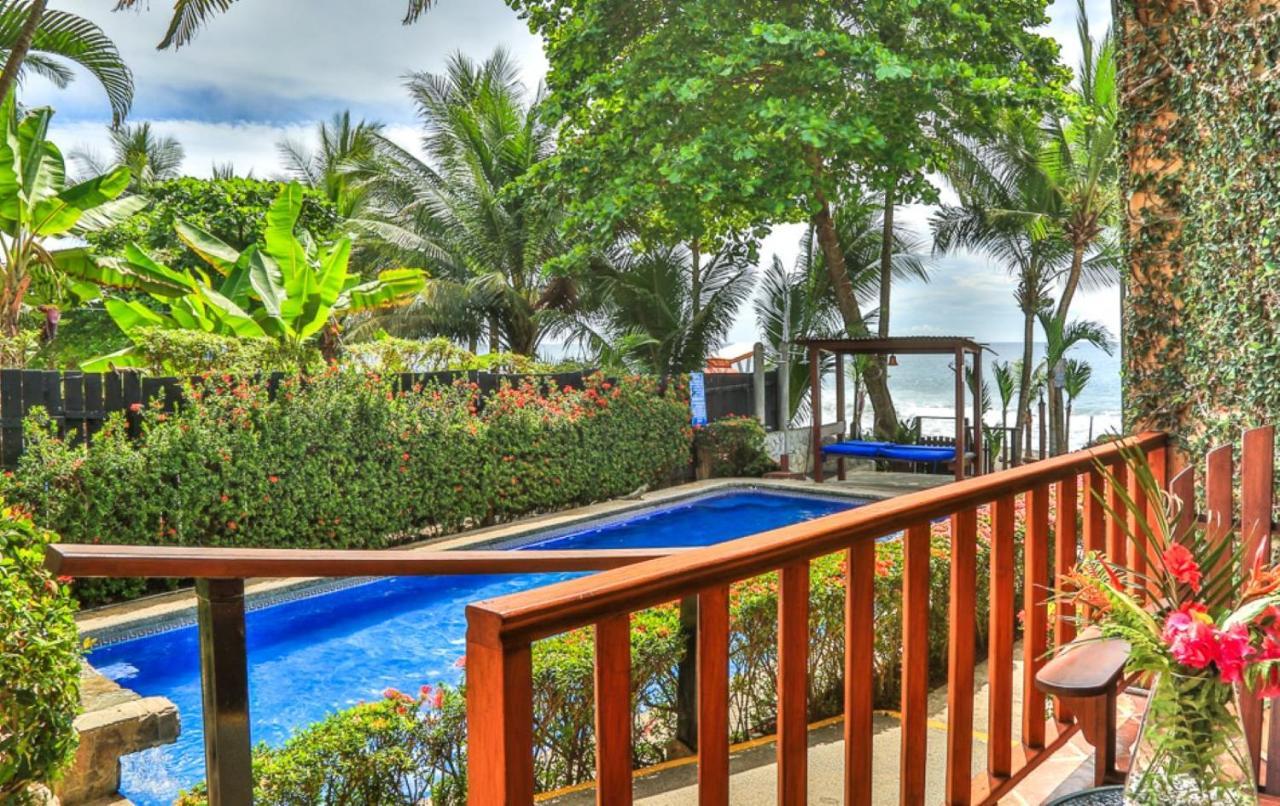 The Backyard Beachfront Hotel Хако Экстерьер фото