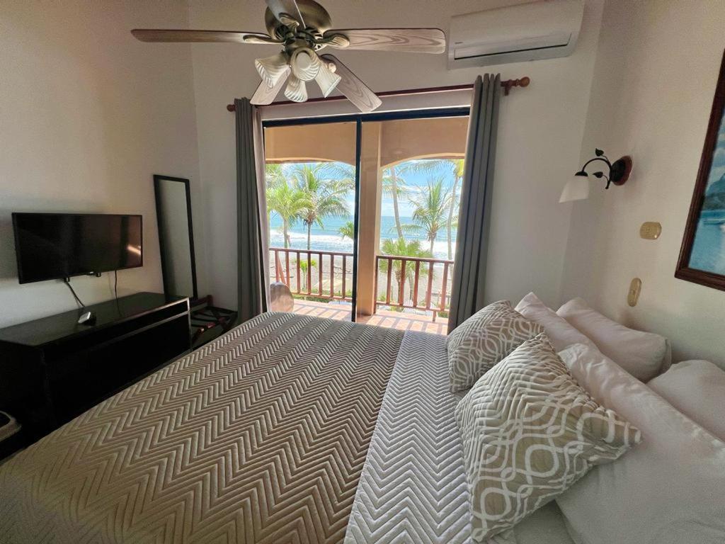 The Backyard Beachfront Hotel Хако Экстерьер фото