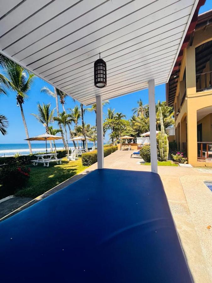 The Backyard Beachfront Hotel Хако Экстерьер фото