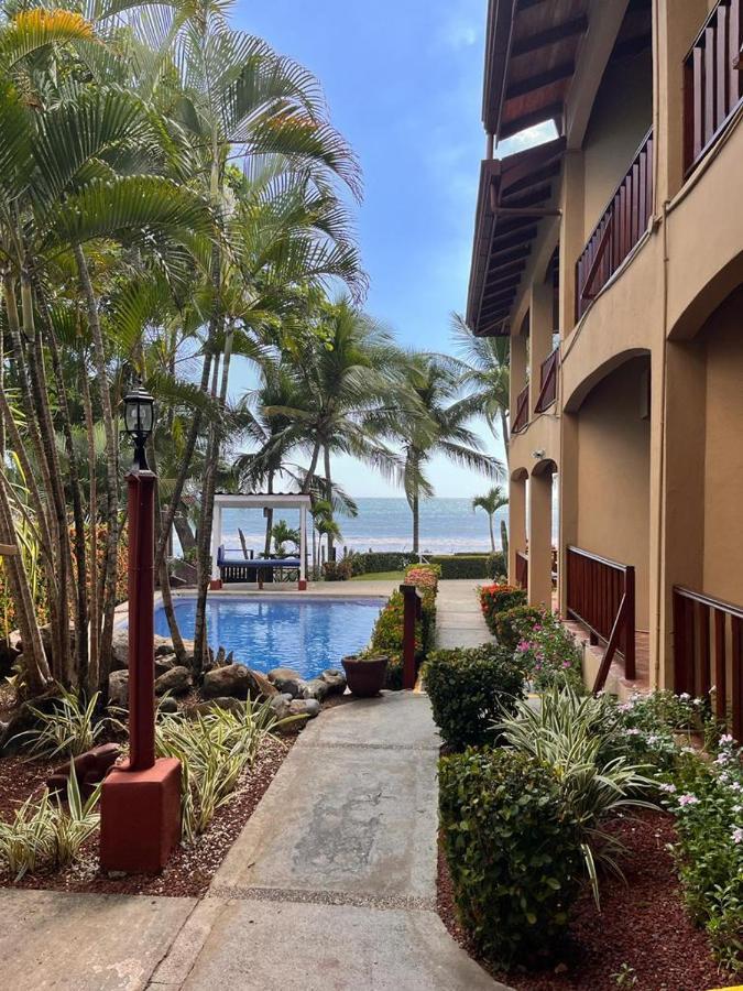 The Backyard Beachfront Hotel Хако Экстерьер фото