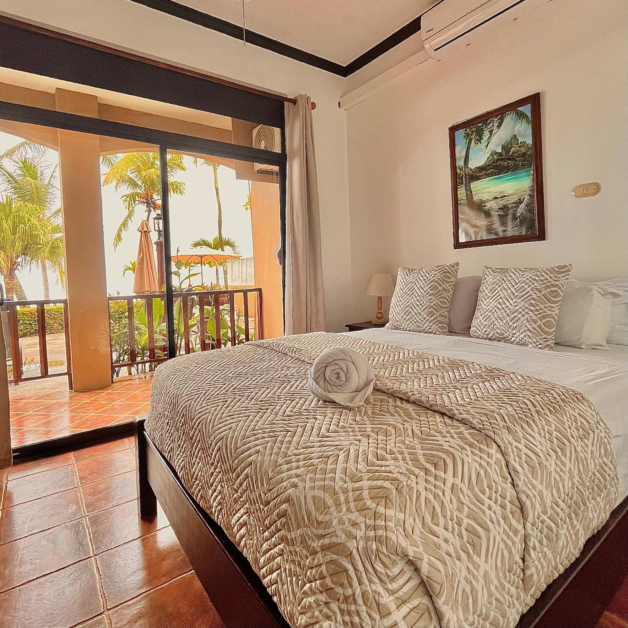 The Backyard Beachfront Hotel Хако Экстерьер фото