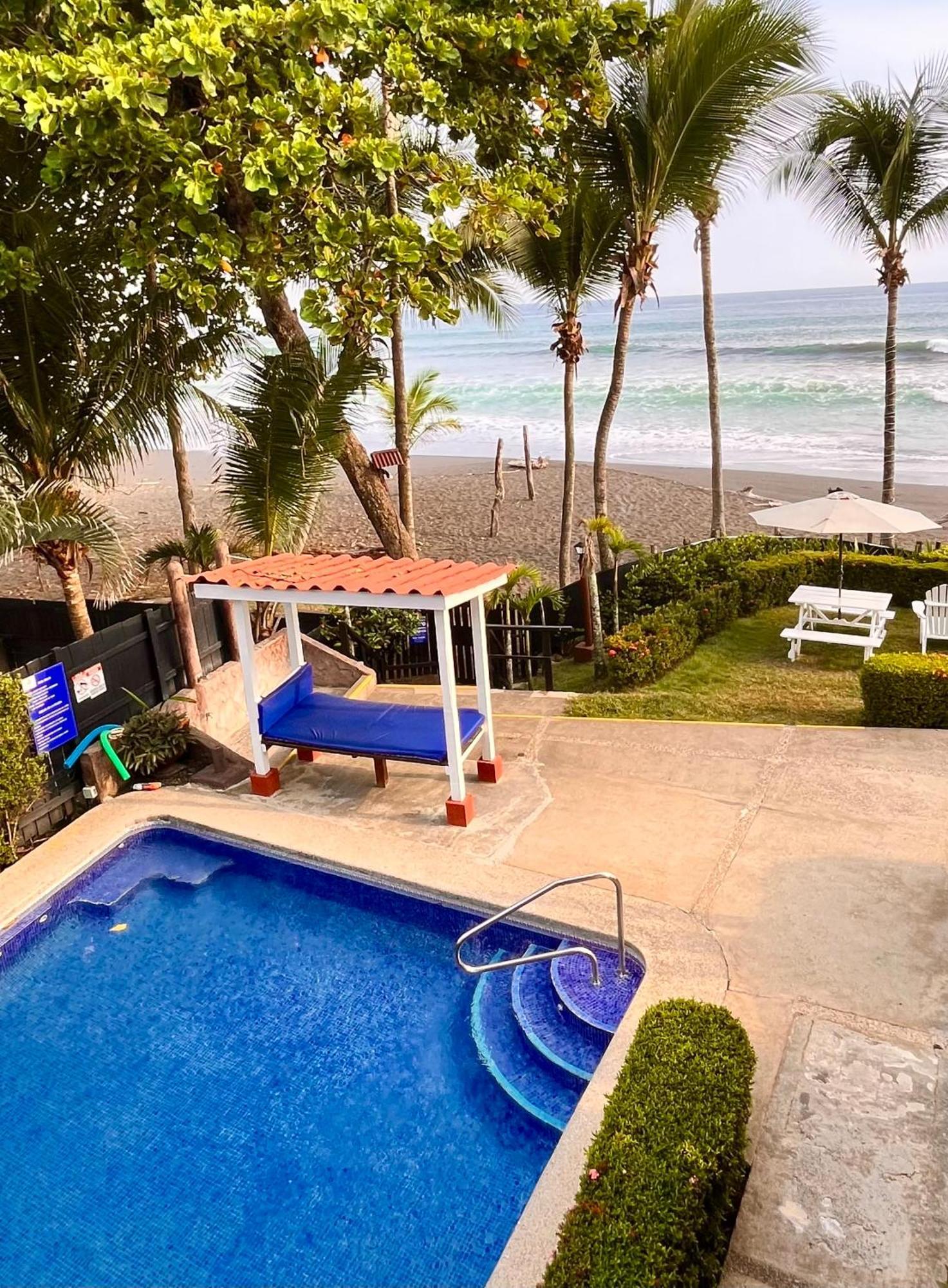 The Backyard Beachfront Hotel Хако Экстерьер фото
